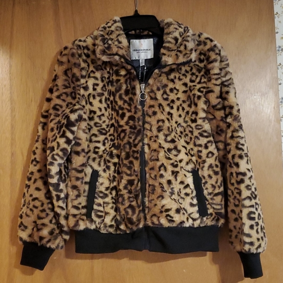 🎉Host Pick🎉 Girls Faux Fur Cheetah Print Jacket With Pockets - Picture 2 of 5